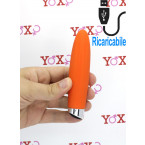 Mini vibratore in silicone arancio con pulsazione ricaricabile USB 12 x 2,5 cm.